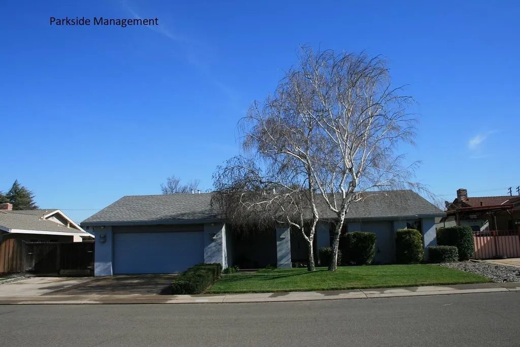 1748 Running Ln Front 1748 Running Ln Front