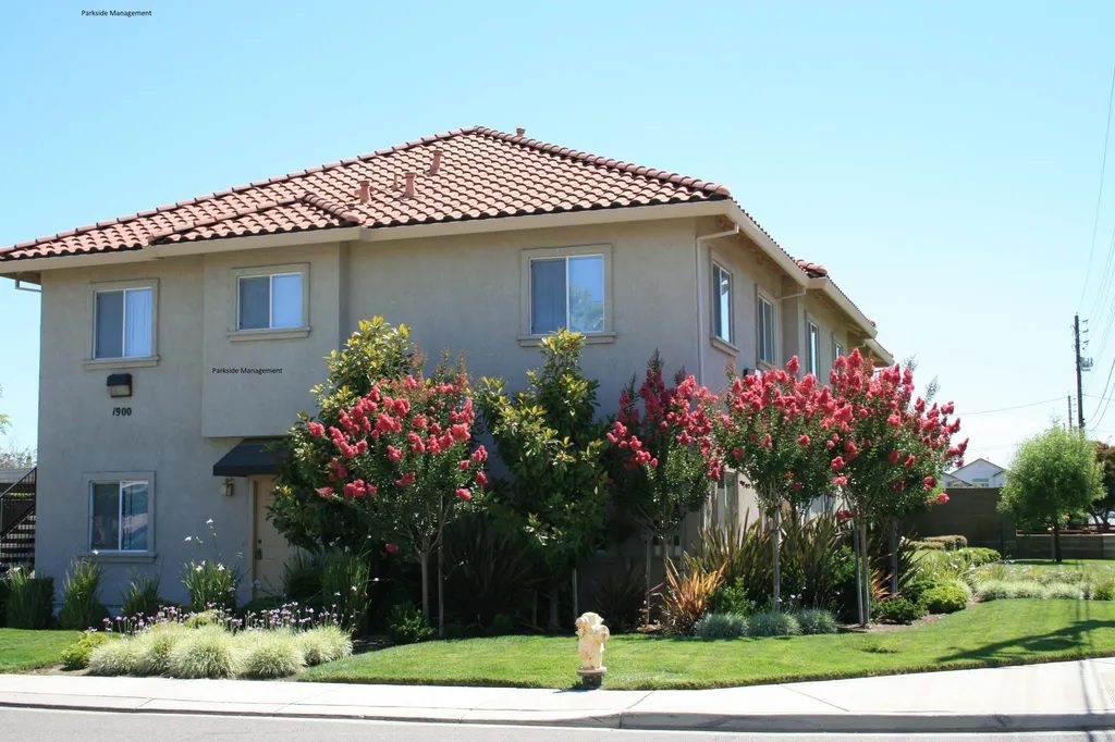 1900 Paramont Way Front